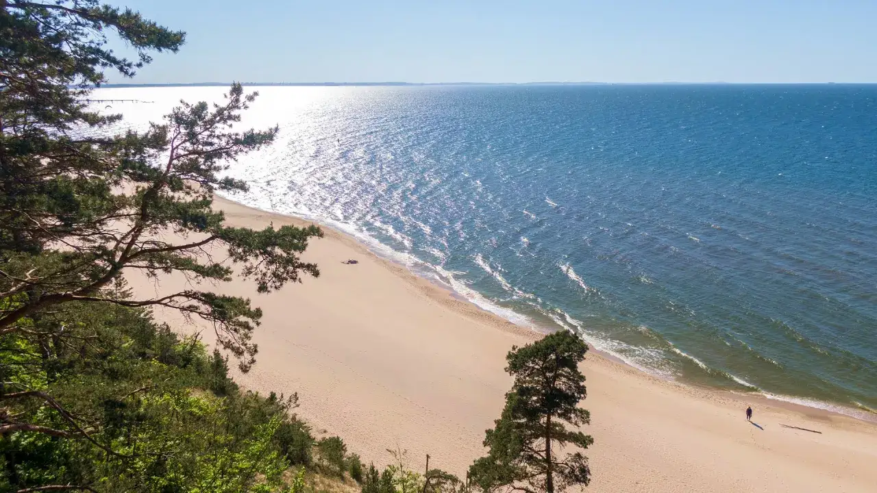 Piękna plaża i morze, idealne na spacer. Międzyzdroje atrakcje przyrodnicze zachwycają o każdej porze roku.