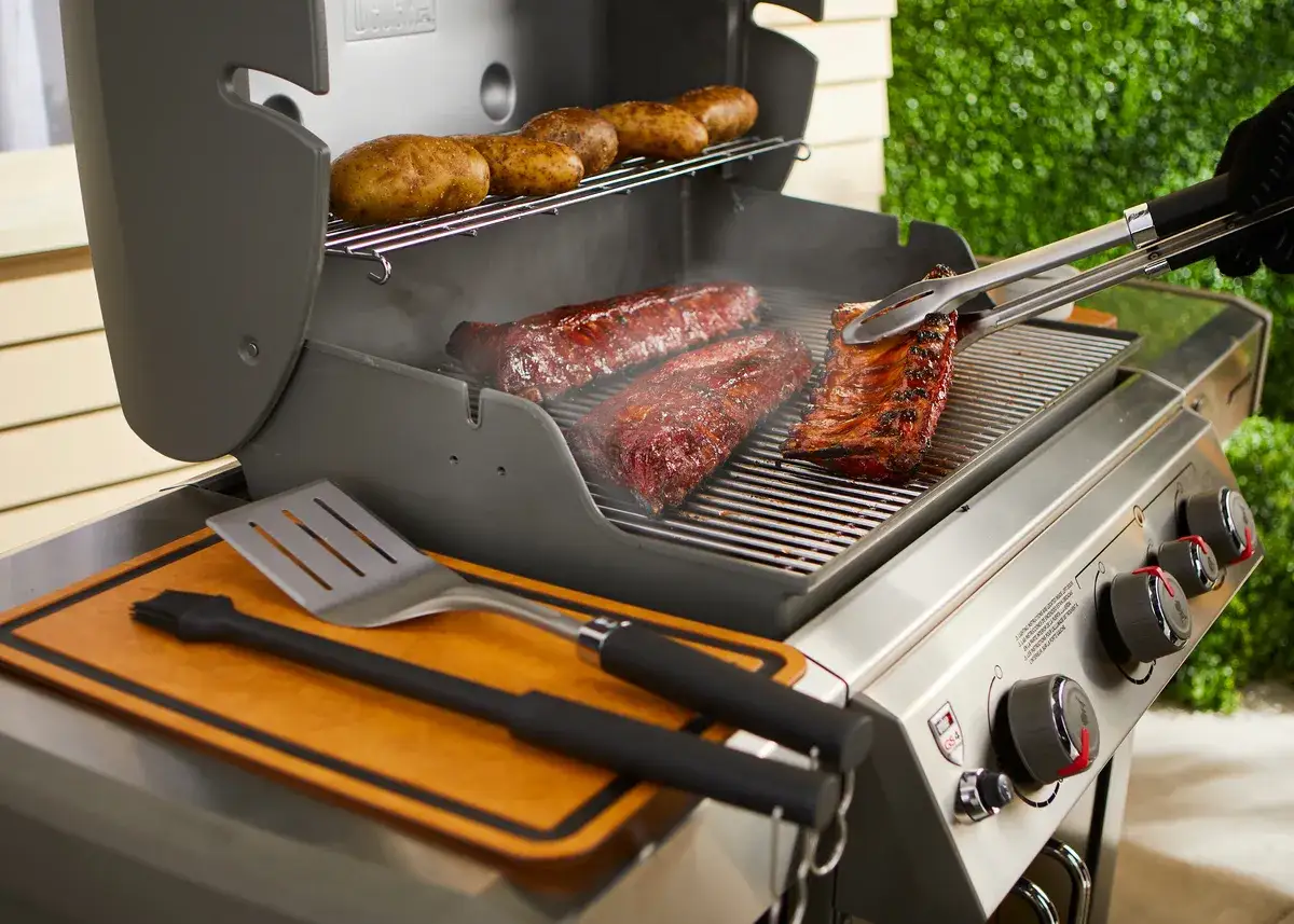 Żeberka i ziemniaki na grillu. Idealne pomysły na to, co kupić na grilla, by zadowolić każdego.