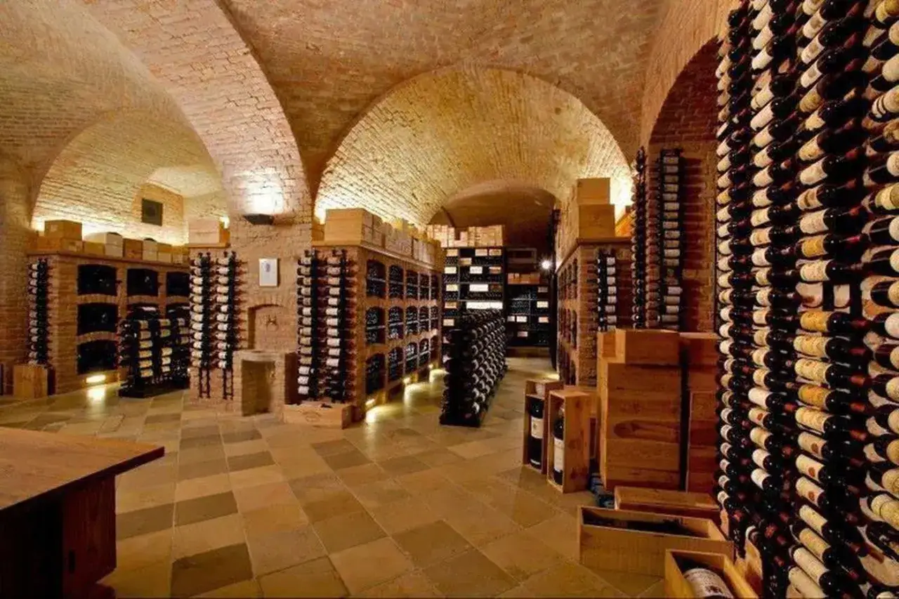 Piwnica pełna butelek wina, w tym wino gruzińskie z Tbilisi, czeka na degustację.