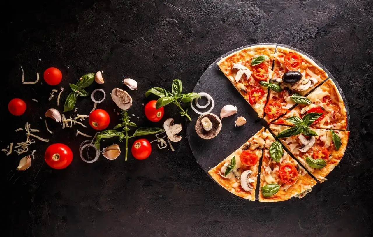 Pomidory, bazylia, czosnek, pieczarki i oliwki – oto jakie dodatki do pizzy tworzą idealną kompozycję.