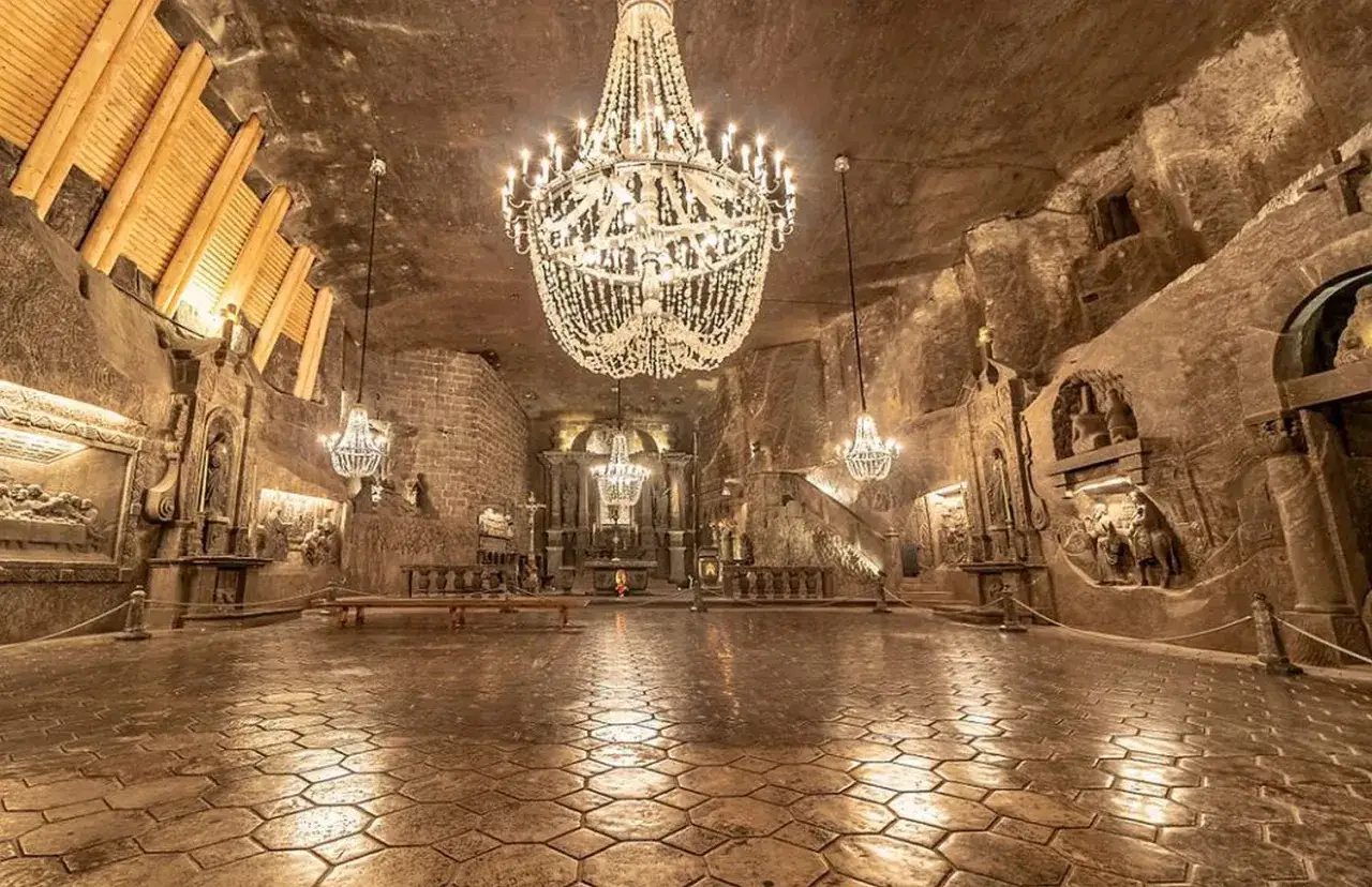 Wielka, kryształowa sala w kopalni soli „Wieliczka” robi wrażenie. Opinie turystów potwierdzają jej niezwykłość.