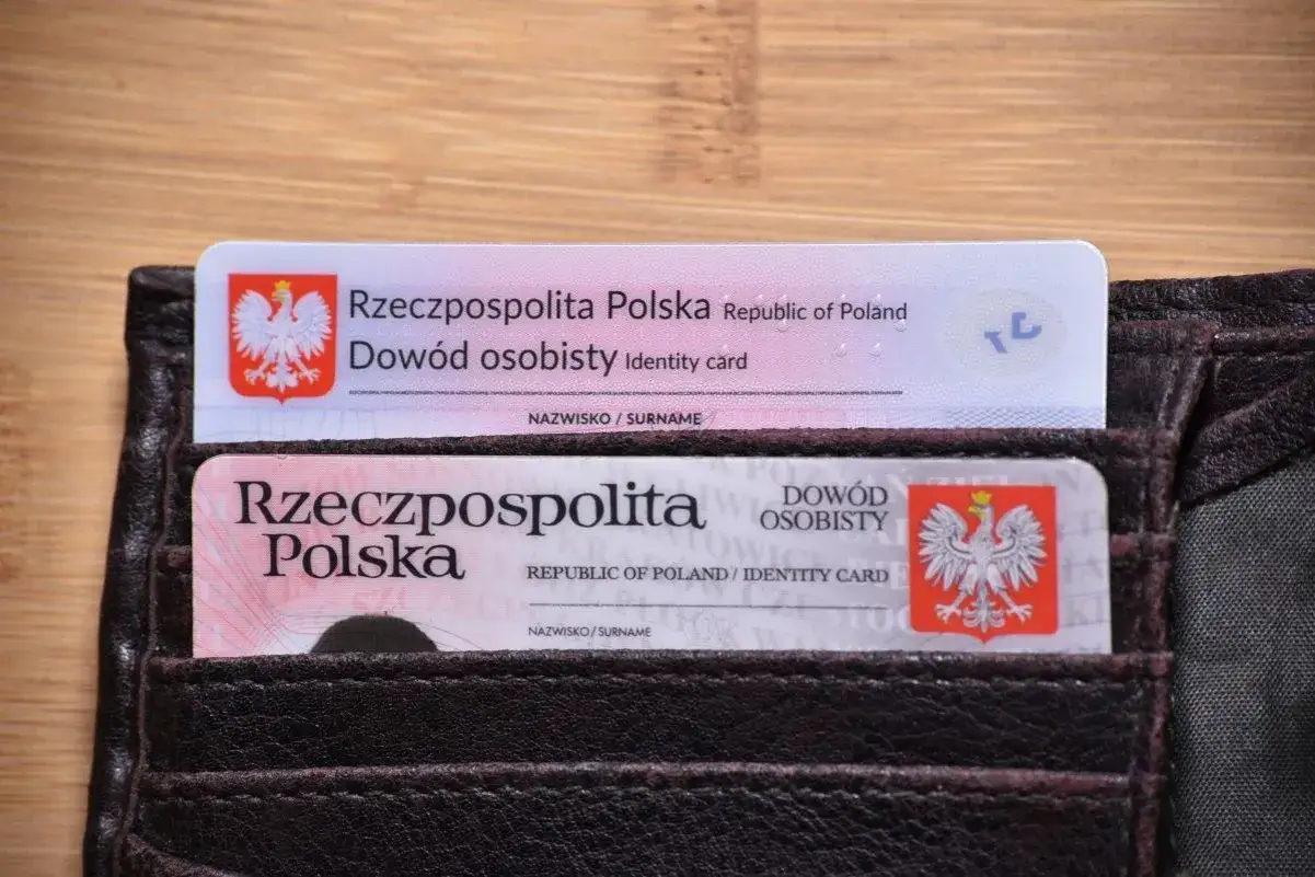Portfel z dwoma polskimi dowodami osobistymi. Mam nadzieję, że żaden z nich nie jest zgubiony dowód osobisty.