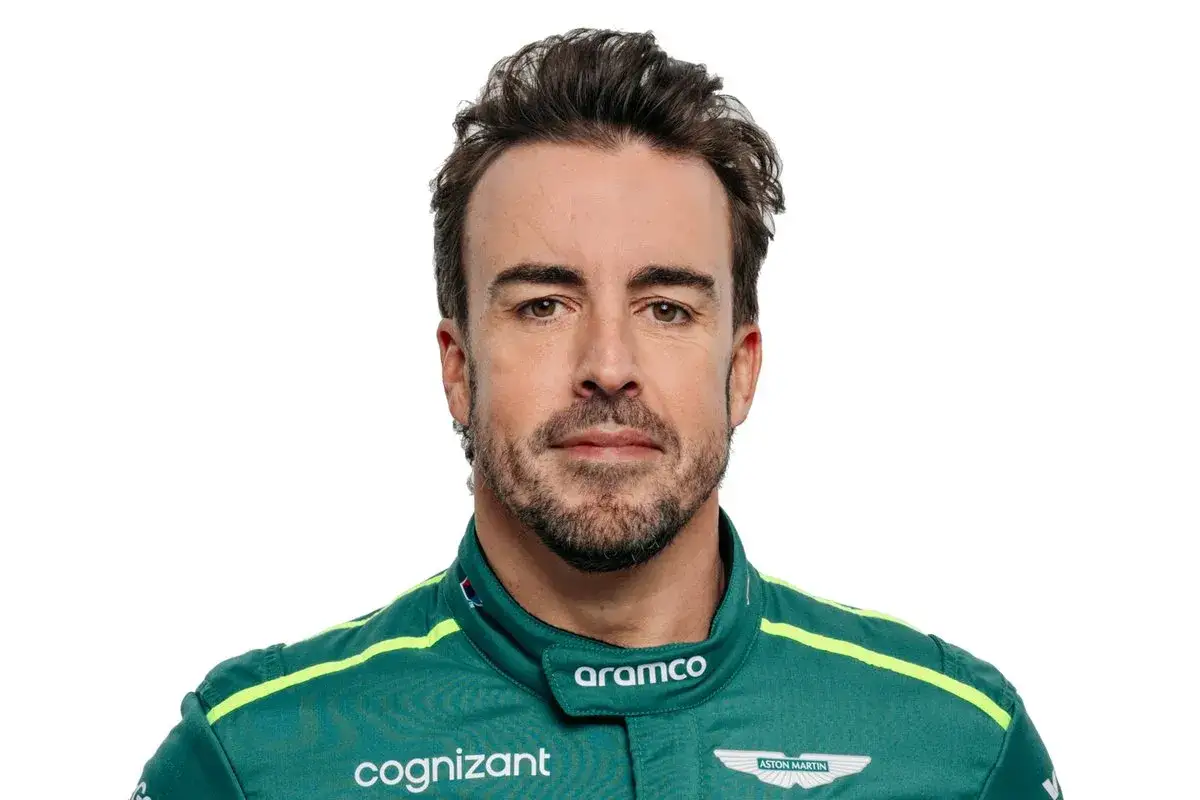 Fernando Alonso, piloto de Aston Martin, con su edad demostrando experiencia en la pista.