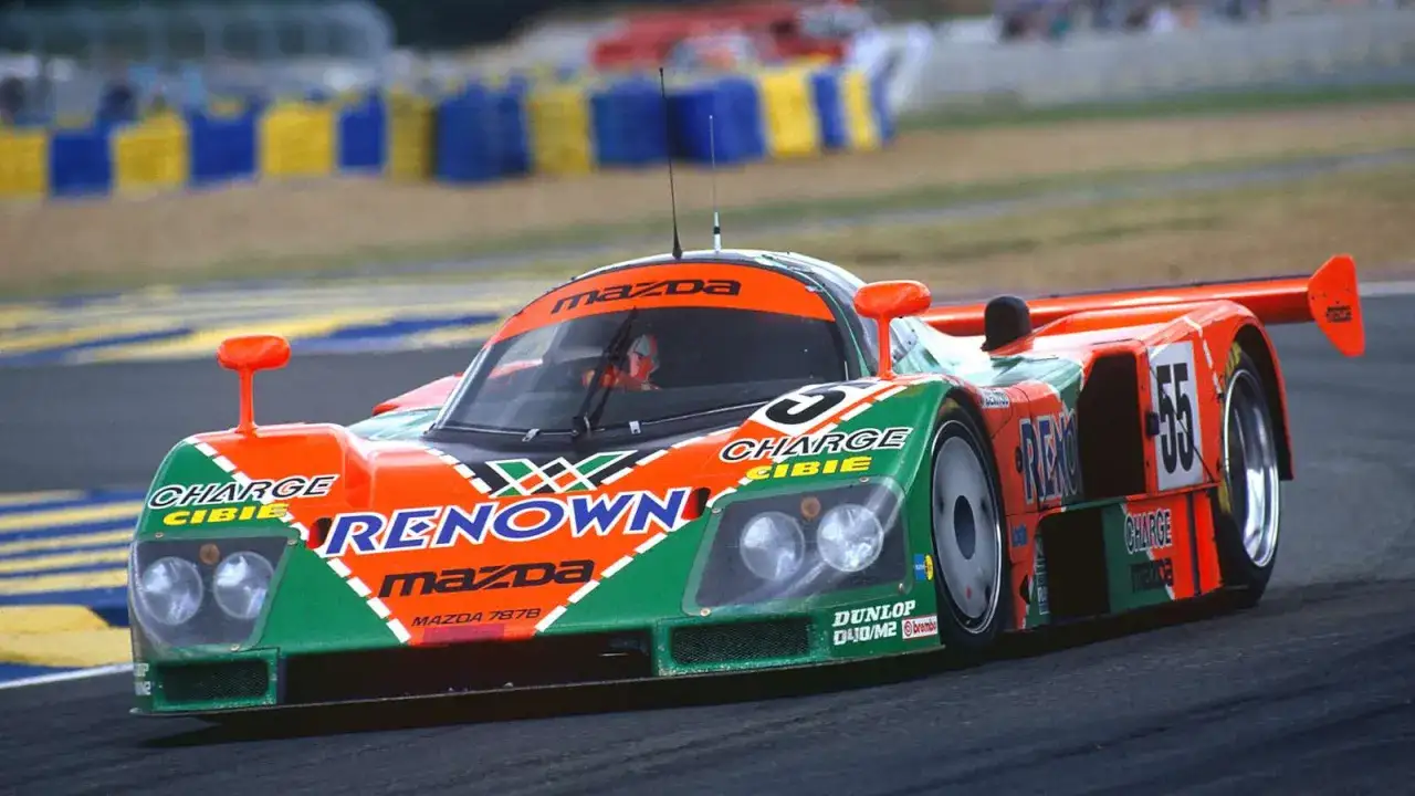 Mazda 787B, ein legend&auml;rer Gruppe C Rennwagen, in leuchtendem Orange und Gr&uuml;n.