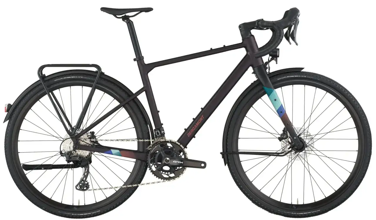 Dunkelviolettes Bergamont Fahrrad mit Gepäckträger und Schutzblechen. Dieses vielseitige Fahrrad ist ideal für die Stadt und Touren – ein echtes Citybike.