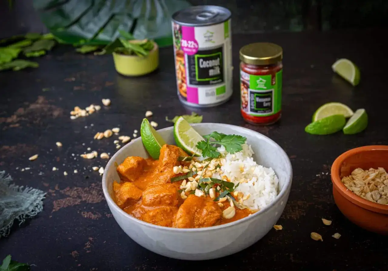 Pyszny kurczak w sosie massaman curry, podany z ryżem, limonką i orzeszkami. Idealny przepis na szybki obiad.
