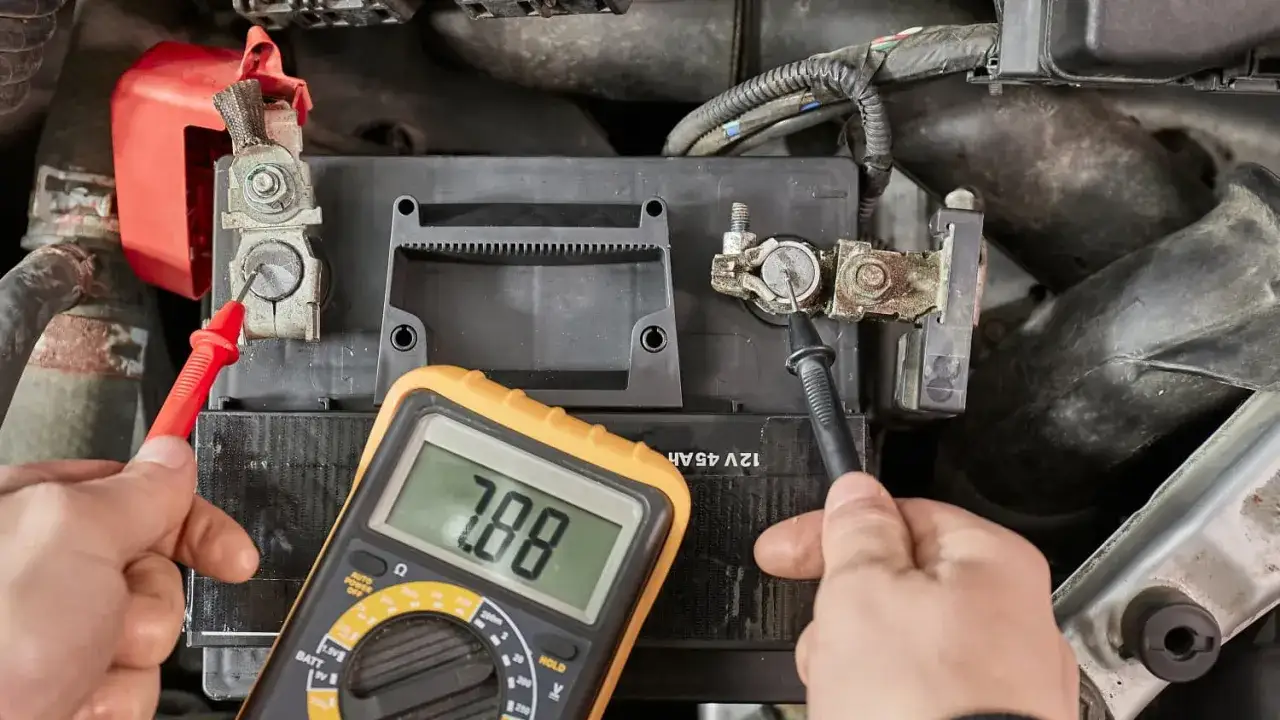 Messung des Batterie ladezustand mit einem Multimeter. Die Anzeige zeigt 7.88 Volt.