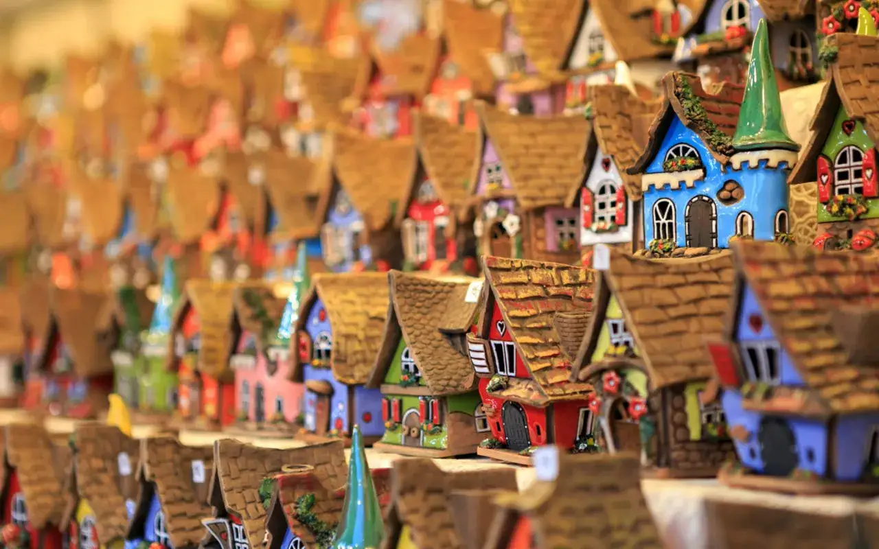 Casette colorate in ceramica, un'esplosione di allegria che ricorda i mercatini di Natale del Sud Italia.