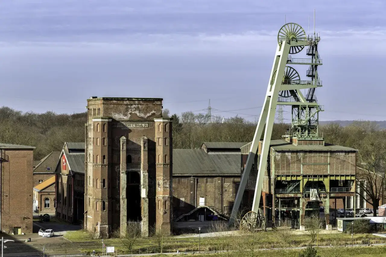 Die Zeche Ewald Fortsetzung mit ihrem markanten Förderturm und alten Backsteingebäuden, ein Zeugnis industrieller Vergangenheit.