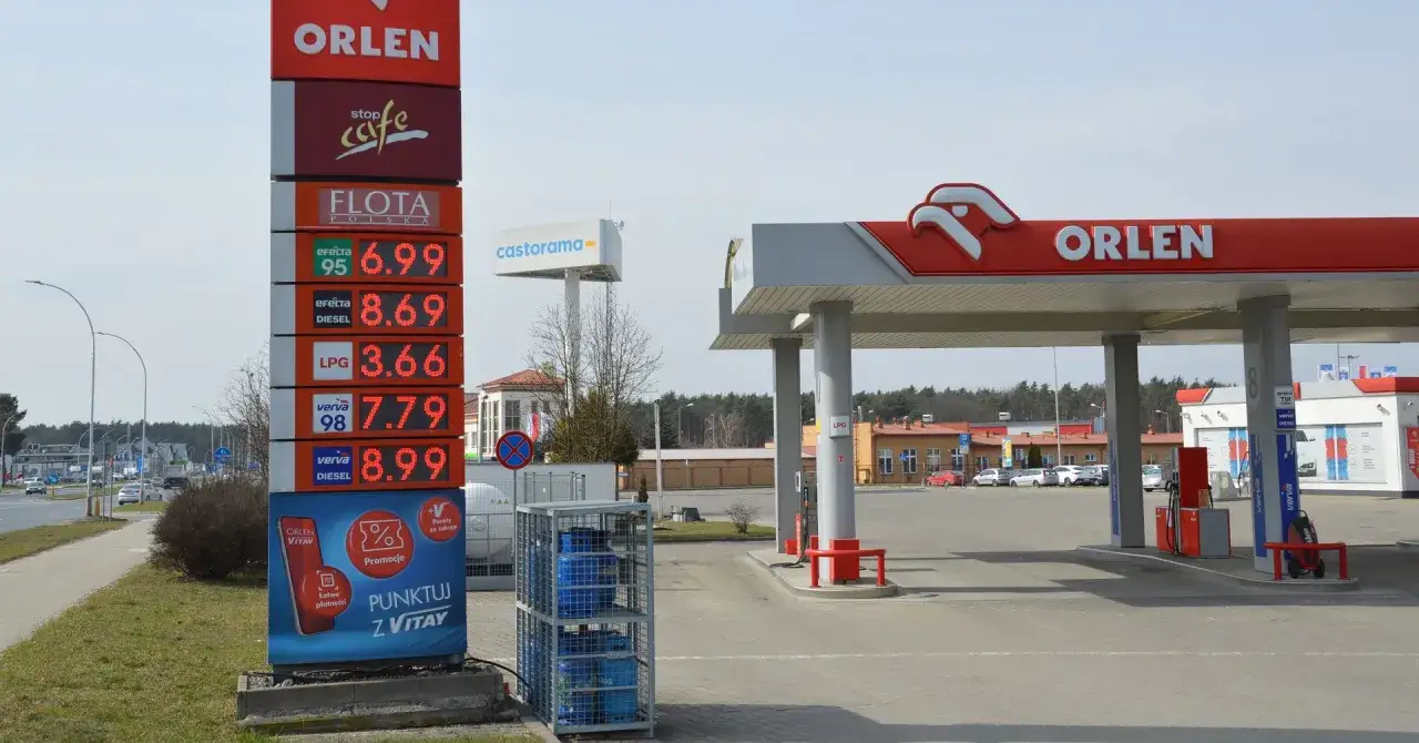 Cennik paliwa Orlen z cenami benzyny, diesla i LPG. Obok dystrybutory i sklep.