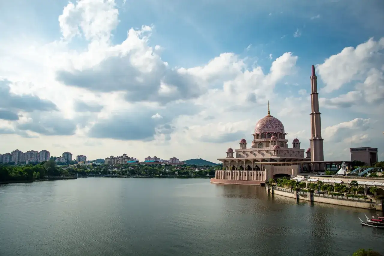 Różowa, okazała świątynia nad jeziorem, z wysokim minaretem, stanowi serce stolicy Malezji.