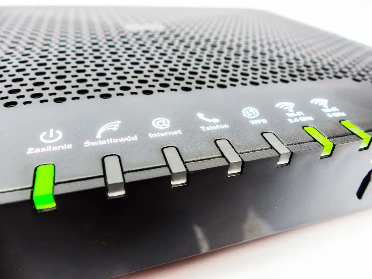 Router zasilany, światłowód, internet, telefon, WPS, Wi-Fi 2.4 GHz i 5 GHz. Zielone diody sygnalizują działanie. To mój funbox 3.