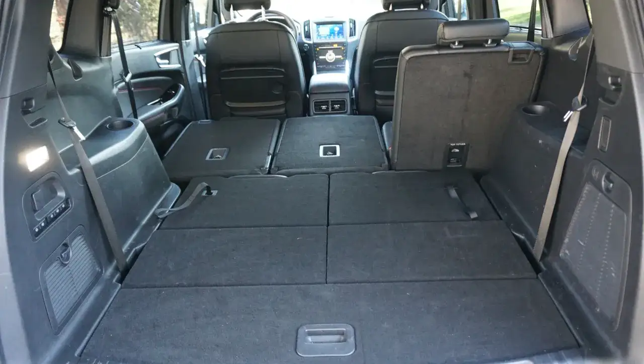 Maletero del Ford S-Max con asientos abatidos, mostrando su gran capacidad. Ideal para conocer las medidas y planificar viajes.
