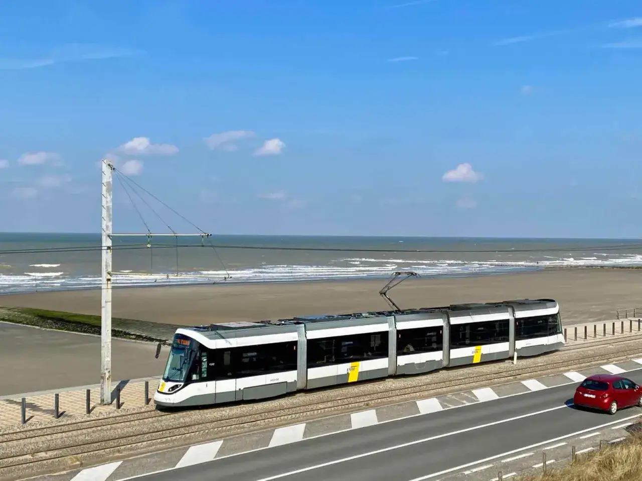 Plage côte belge tram