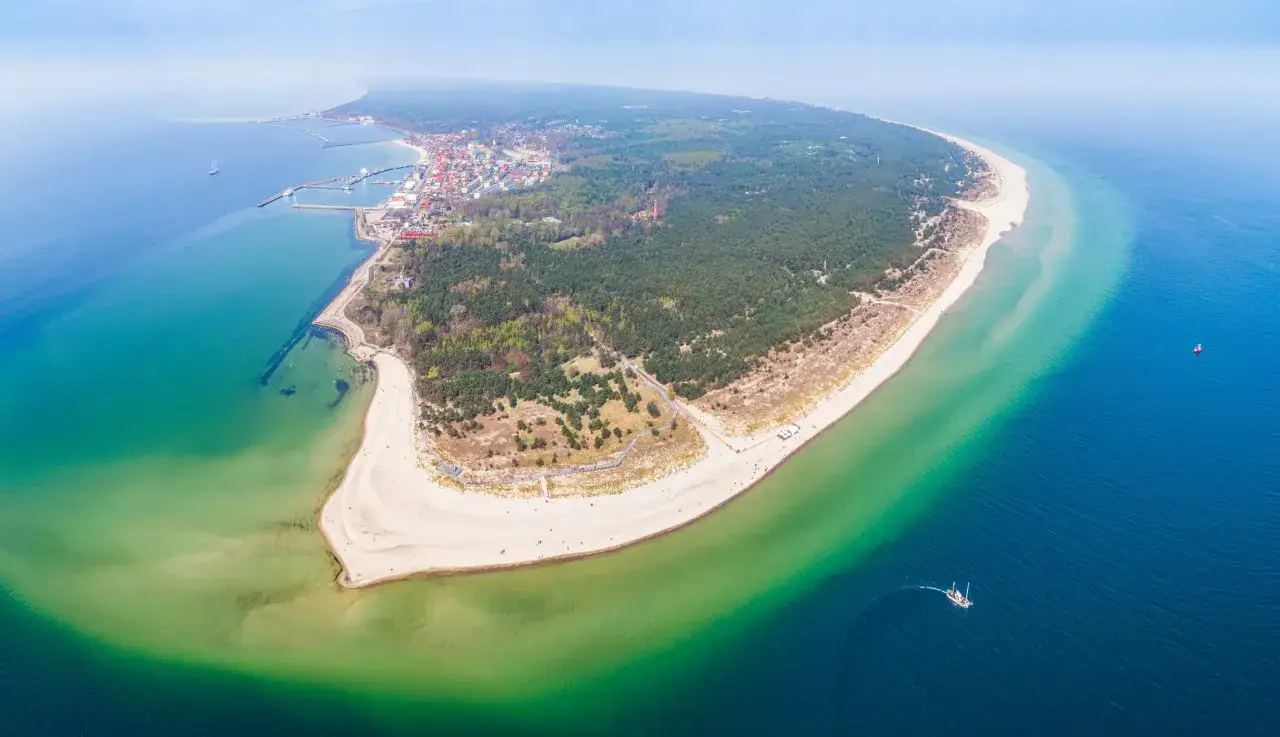 Półwysep Helski z lotu ptaka, idealne miejsce na wycieczki jednodniowe z Gdańska. Widać plaże, lasy i miasteczko.