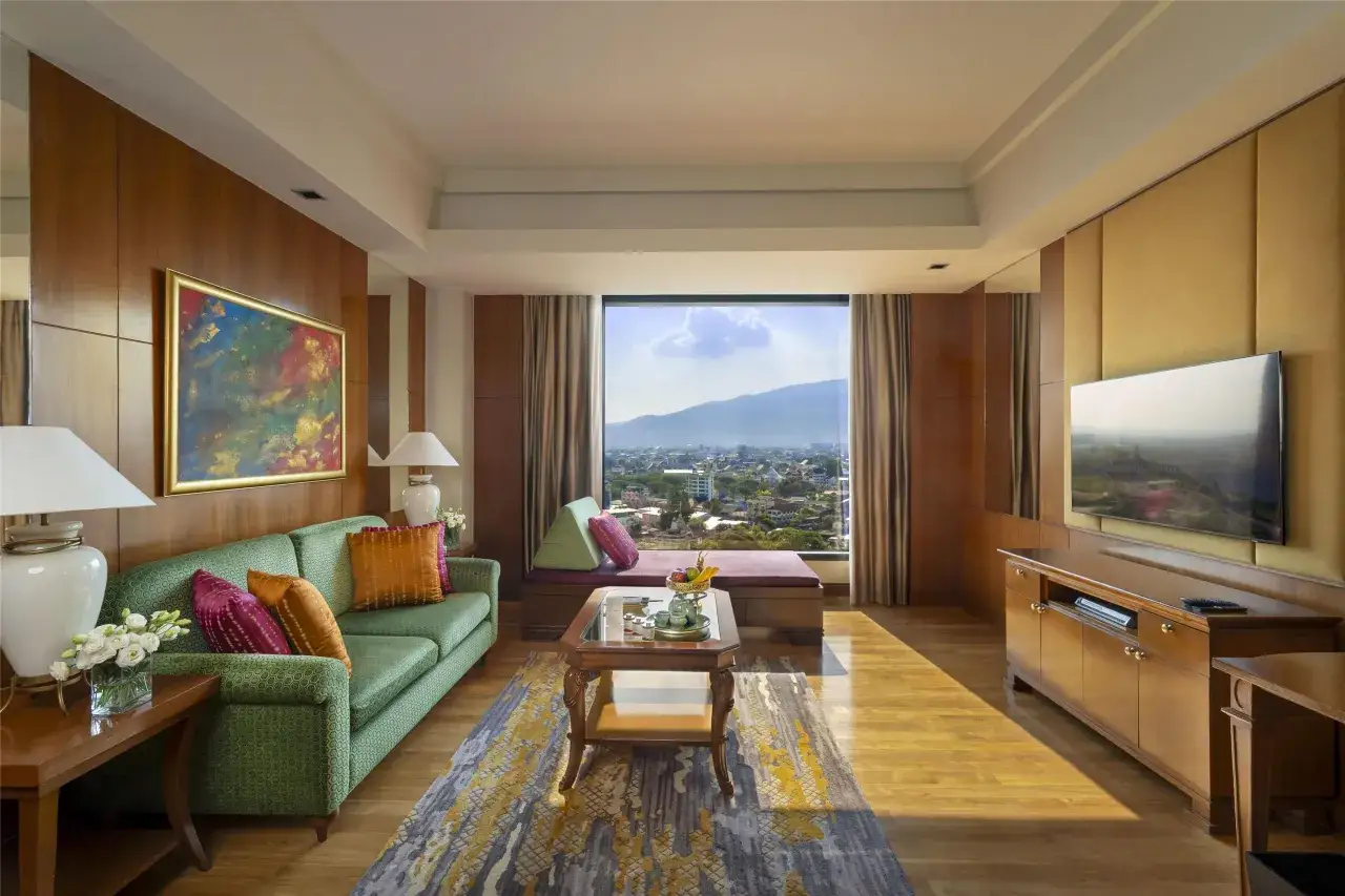 Elegancki salon z widokiem na miasto, idealne miejsce, by zastanowić się, gdzie nocować w Chiang Mai.