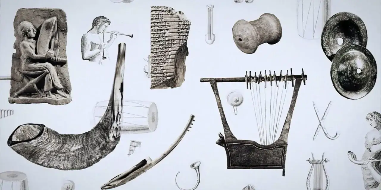 Starożytne instrumenty muzyczne, jak harfa i r&oacute;g, ilustrują tekst Psalmu 150.