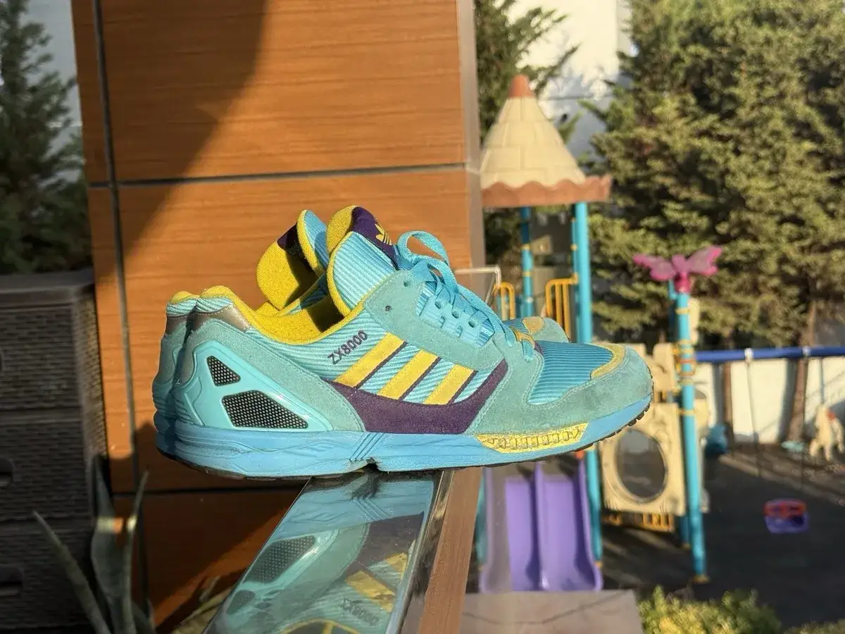 Ein bunter Adidas ZX 8000 Release in Türkis, Gelb und Lila, bereit für den Sommer.