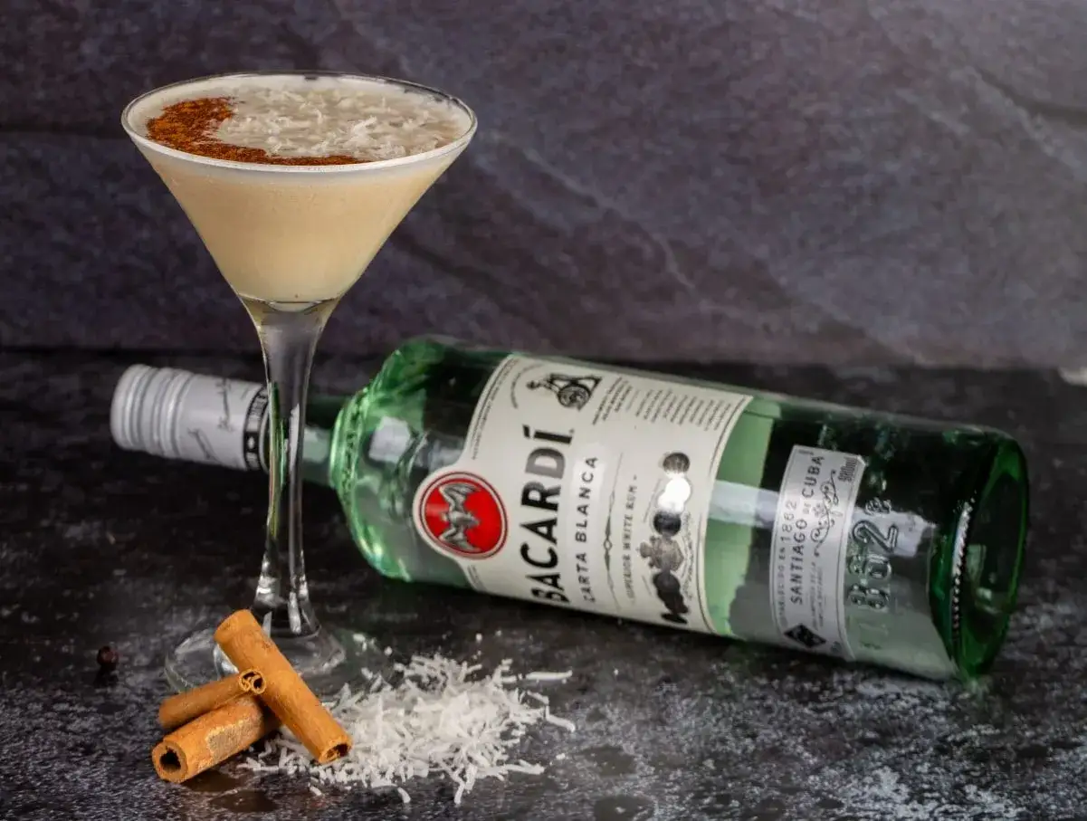 różne butelki rumu Bacardi i koktajle