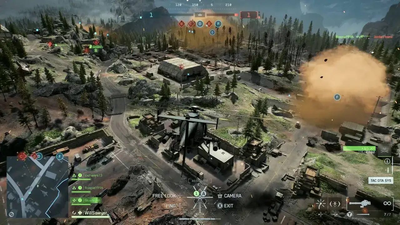 Helikopter über einem militärischen Stützpunkt auf einem der Battlefield 6 Maps. Staubwolken und Explosionen deuten auf intensive Kämpfe hin.