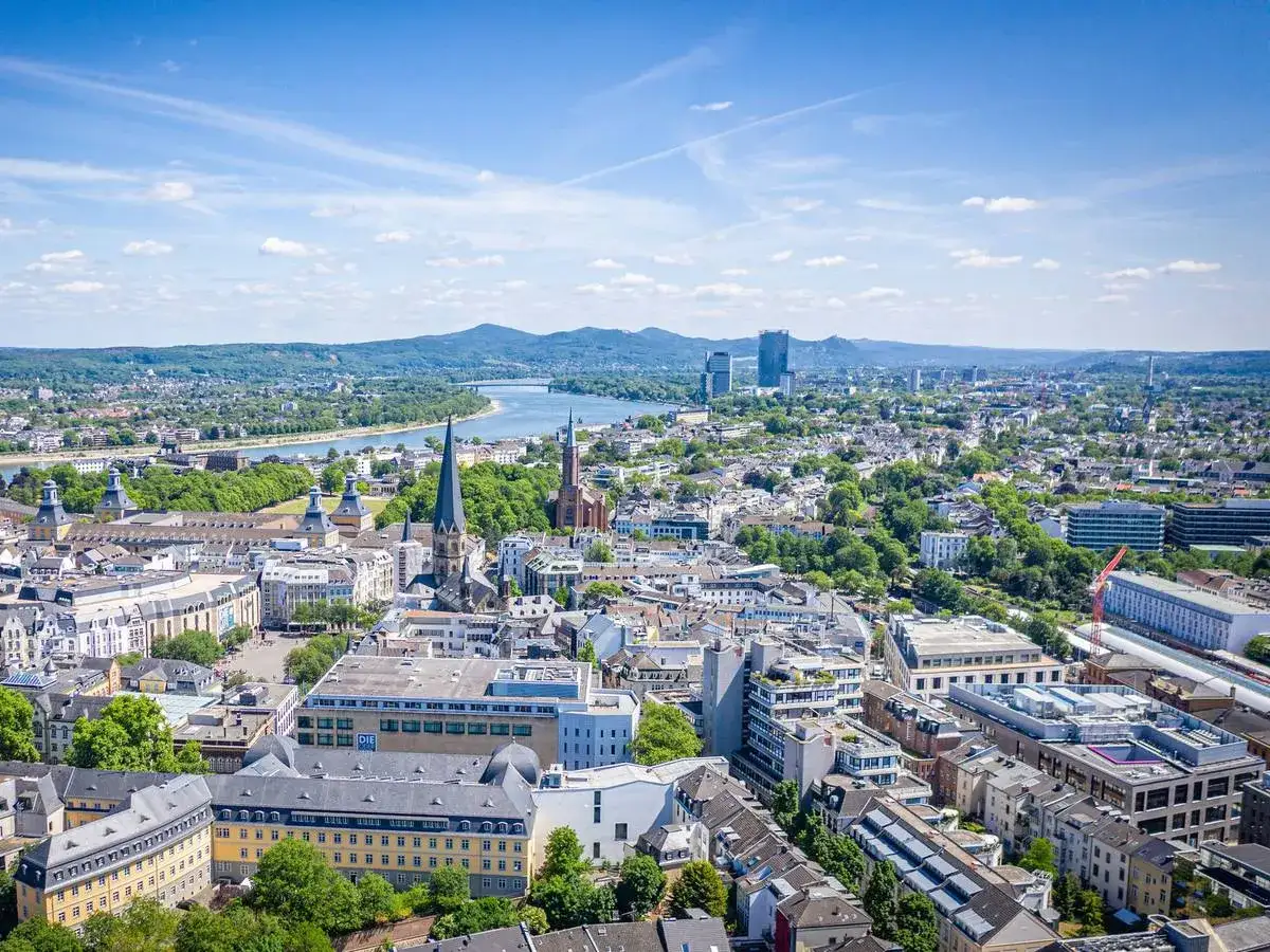 Blick über Bonn mit Rhein und Siebengebirge. Die Stadtentwicklung lässt eine positive immobilienpreise bonn prognose erwarten.