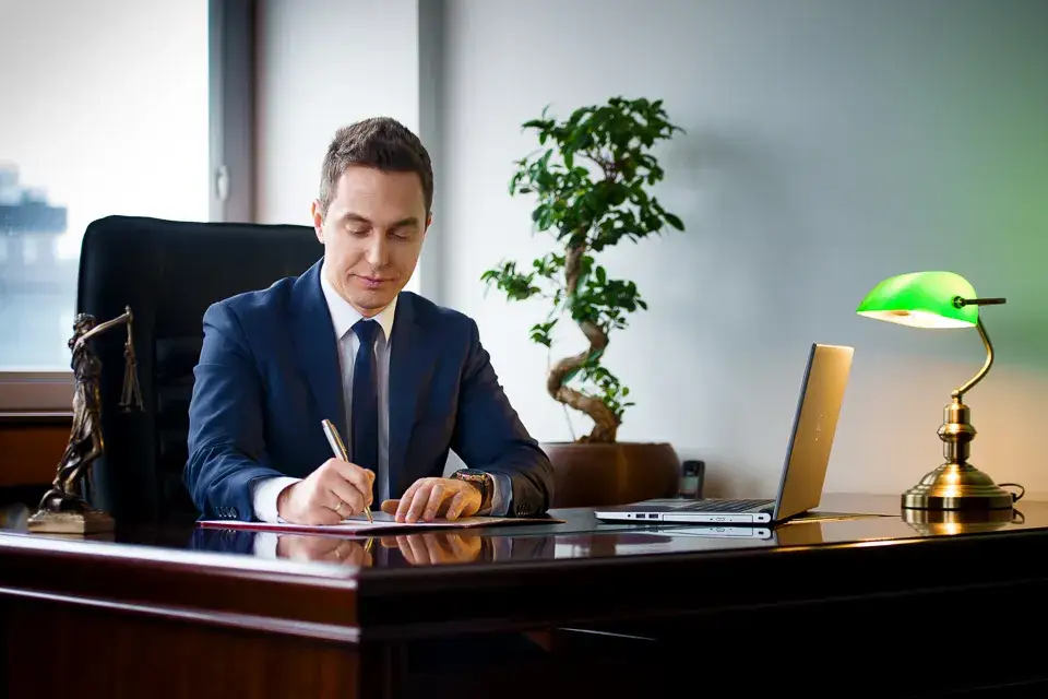 Notariusz podpisujący dokumenty spółki