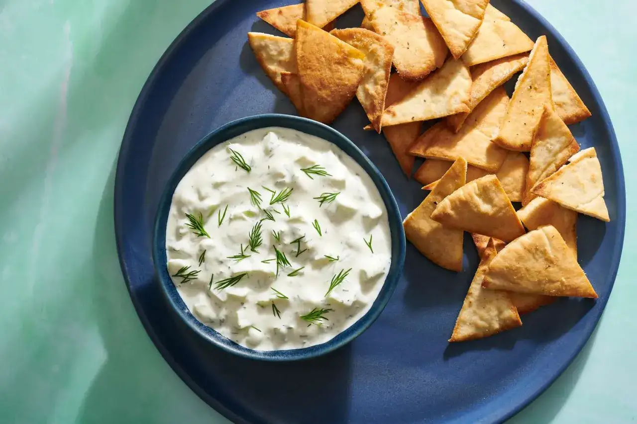 En skål med krämig tzatziki, perfekt för att doppa krispiga pitabröd i. Detta tzatziki recept från Zeina ser utsökt ut!