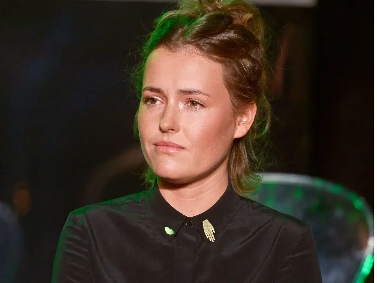 Olga Frycz w czarnej koszuli z broszką dłoni. Może to zapowiedź jej nowych filmów?