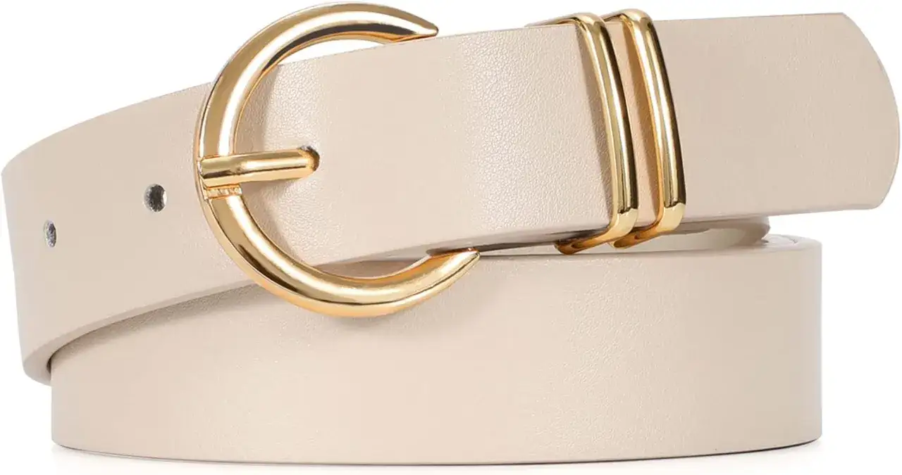 Cintura beige in pelle con fibbia dorata, un accessorio che va di moda ora per completare ogni outfit.