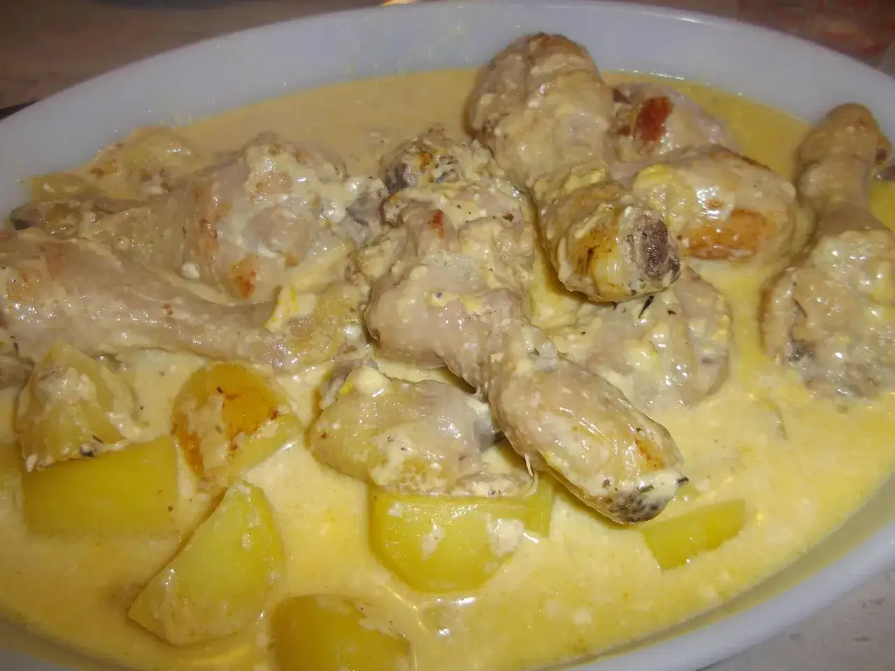 Délicieux pilon de poulet cookeo en sauce crémeuse avec des pommes de terre. Un plat réconfortant et savoureux.