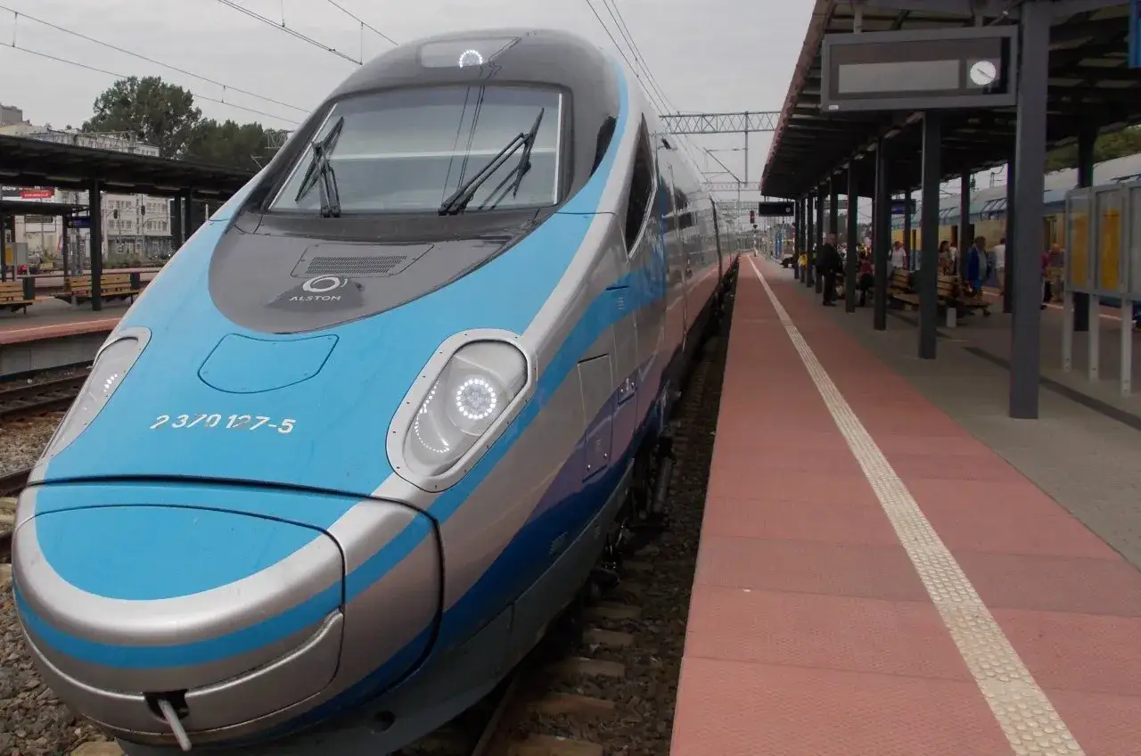Nowoczesny pociąg Pendolino na peronie, gotowy do podróży z Białegostoku do Lublina.