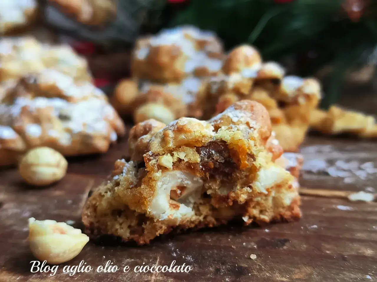 Deliziosi biscotti con farina di mandorle, ripieni di cioccolato e nocciole, spolverati di zucchero a velo.