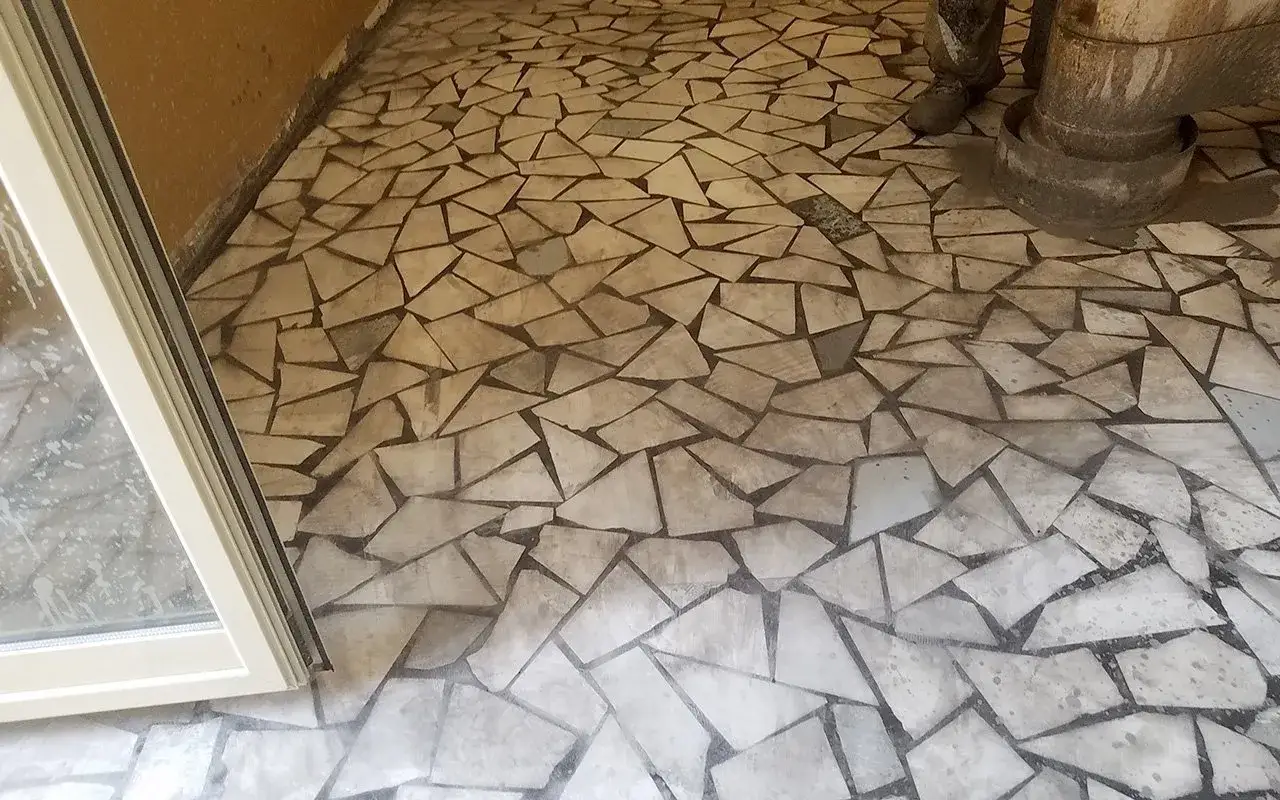 Pavimento palladiana recupero: frammenti di marmo irregolari, un tempo scartati, ora compongono un disegno unico e resistente.