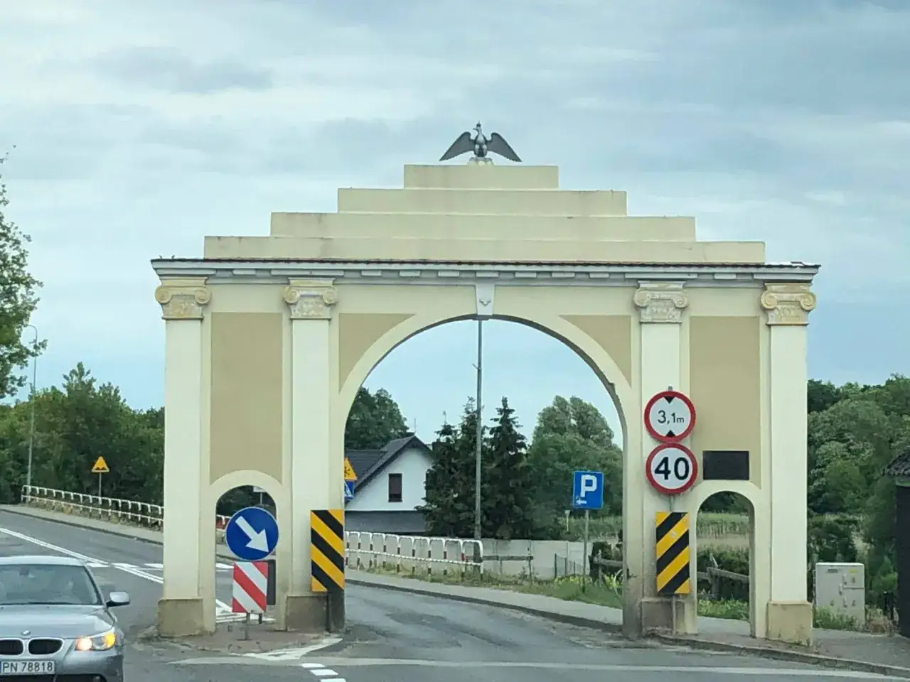 Łuk triumfalny z orłem na szczycie. Warto zobaczyć po drodze do Lichenia.