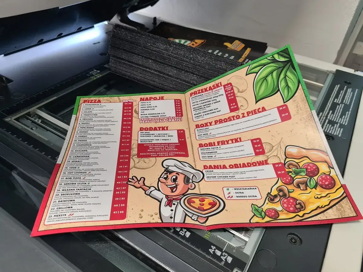 Drukarka drukuje menu pizzy, gdzie można wydrukować etykietę.