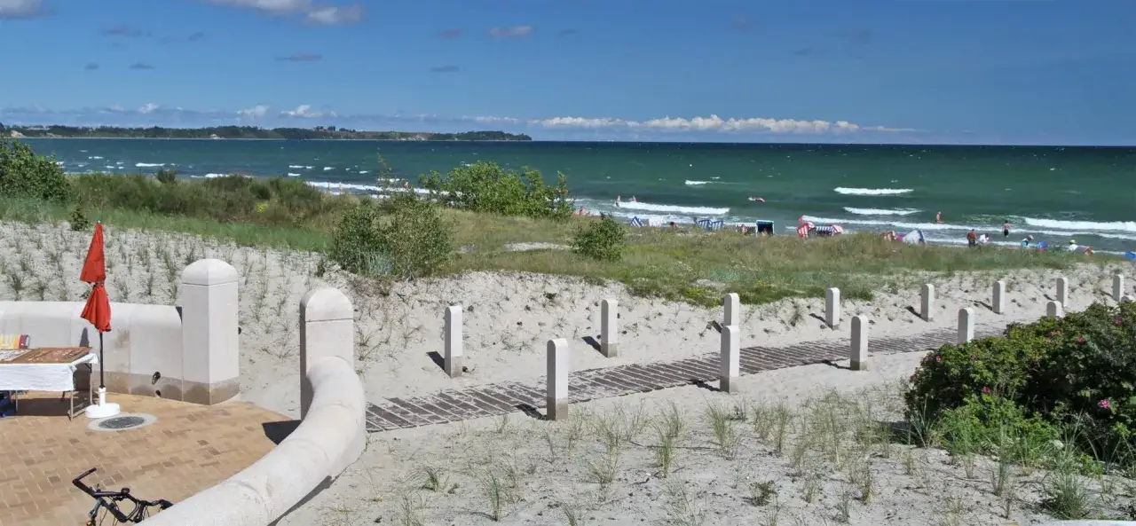 Sonniger Tag am Breege Strand. Menschen genie&szlig;en das Meer, Strandk&ouml;rbe und eine kleine Verkaufsbude.