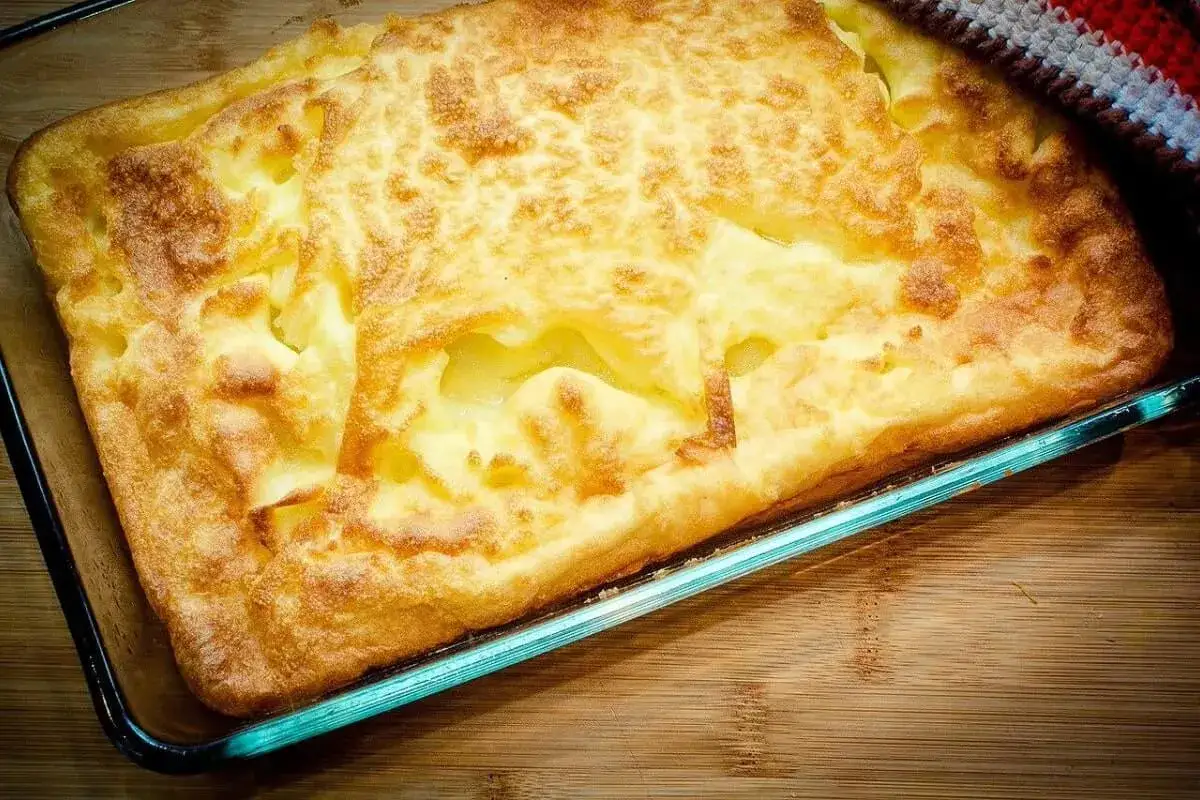 En gyllene, fluffig tjockpannkaka i en glasform, redo att avnjutas. Ett perfekt tjockpannkaka recept för en mysig fika.