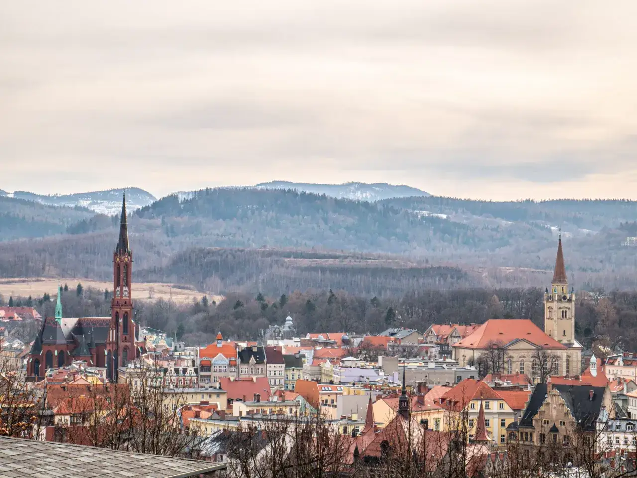 Panorama Wałbrzycha z g&oacute;rami w tle. Warto zobaczyć gotycki kości&oacute;ł i inne zabytkowe budowle.