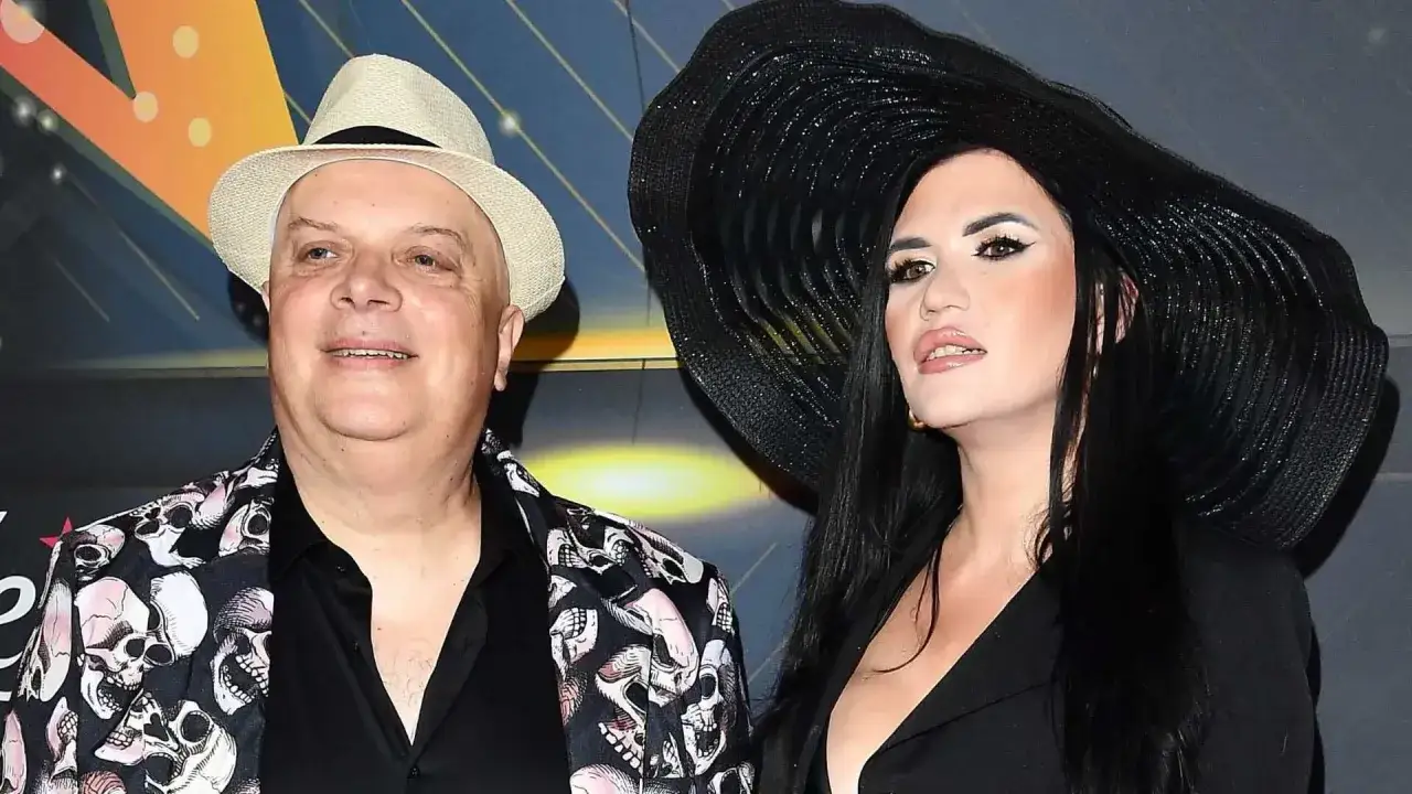 Renata Skiba, wiek nieznany, w czarnej sukni i wielkim kapeluszu, obok mężczyzny w kapeluszu i marynarce w czaszki.