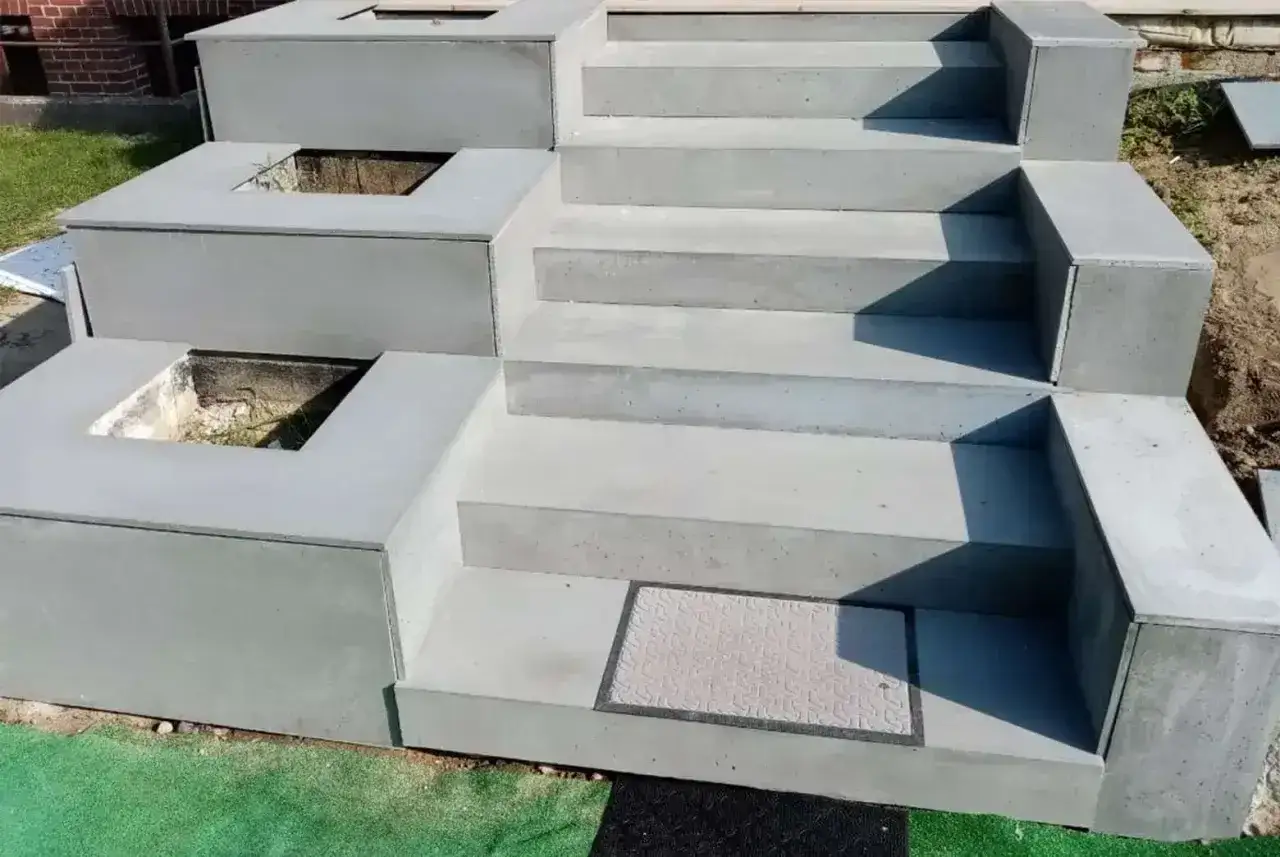 Nowe schody zewnętrzne z betonu, z kwadratowymi otworami. Idealne, by zastanowić się, czym wyłożyć schody zewnętrzne, by były stylowe i bezpieczne.