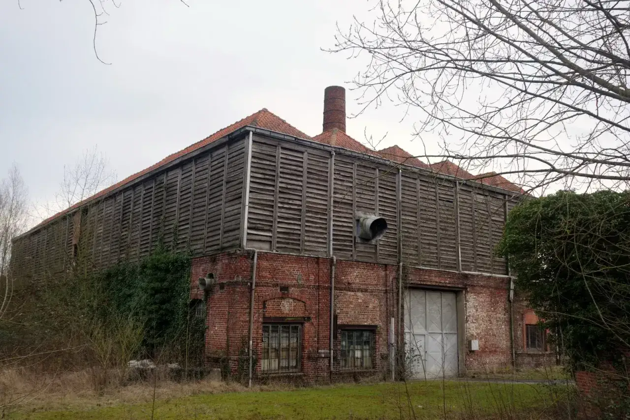 Ancienne usine à Roubaix, un bâtiment industriel abandonné avec une façade en bois et brique, parfait pour l'urbex.