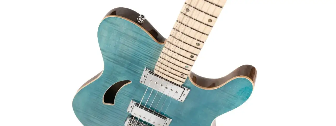 Piękna, błękitna gitara elektryczna z klonową podstrunnicą, dzieło polskiego producenta gitar.