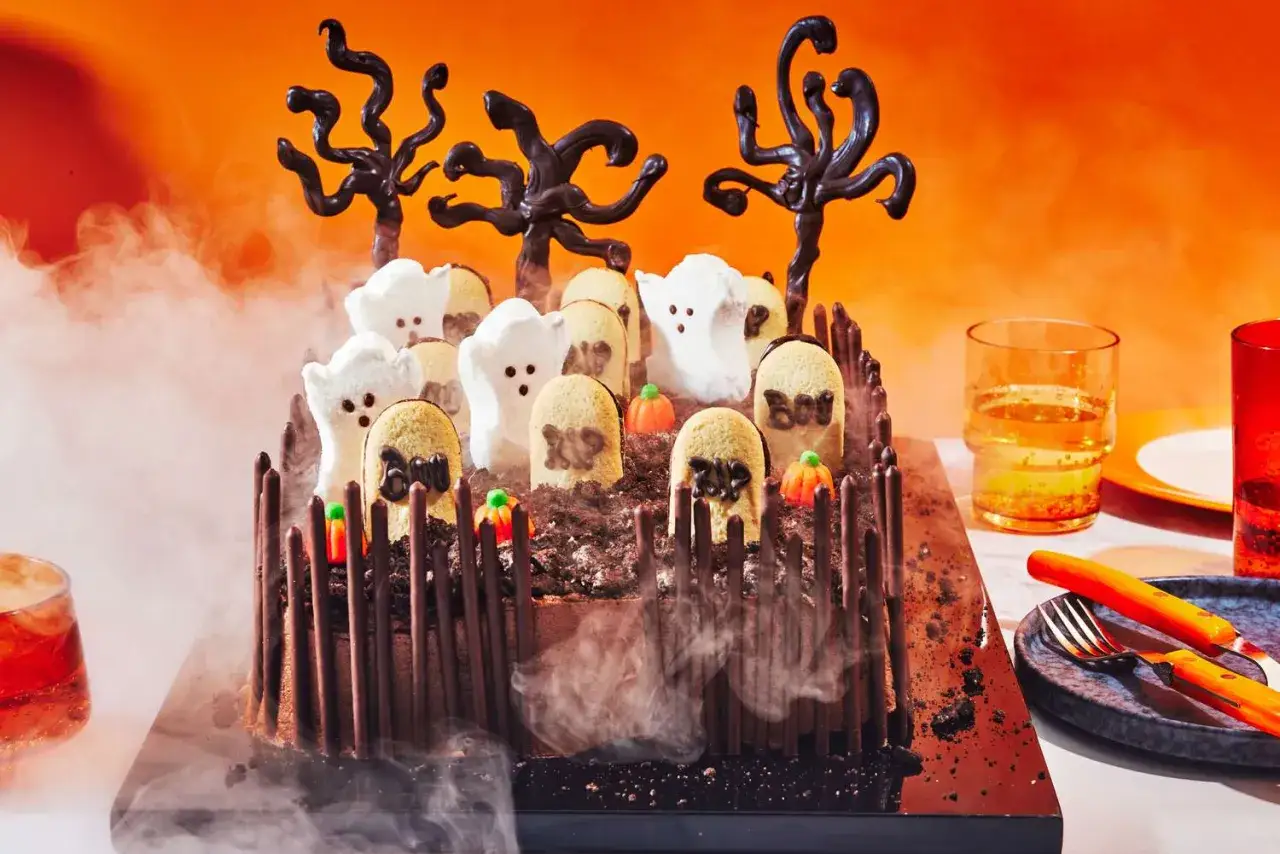 Gruselige Halloween-Nachspeise: Ein Friedhof mit Marshmallow-Geistern, Grabsteinen und Schokoladenbäumen.
