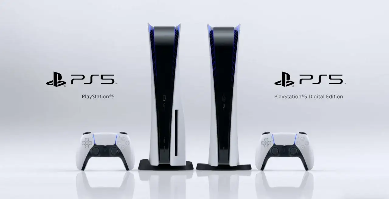 Dwie konsole PlayStation 5 i dwa kontrolery DualSense, gotowe do gry od dnia, kiedy wyszło PS5.