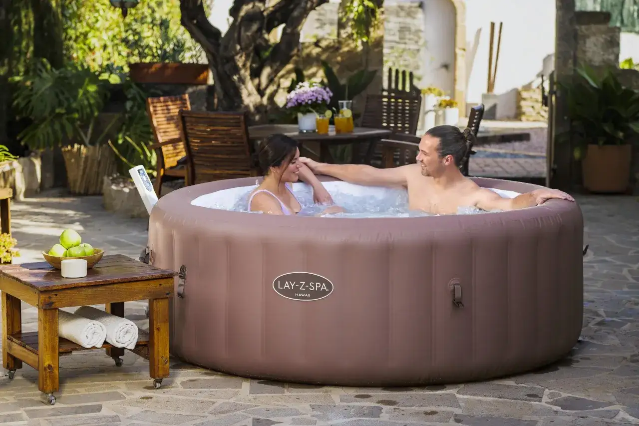 Bestway Lay-Z-Spa Hawaii w ogrodzie