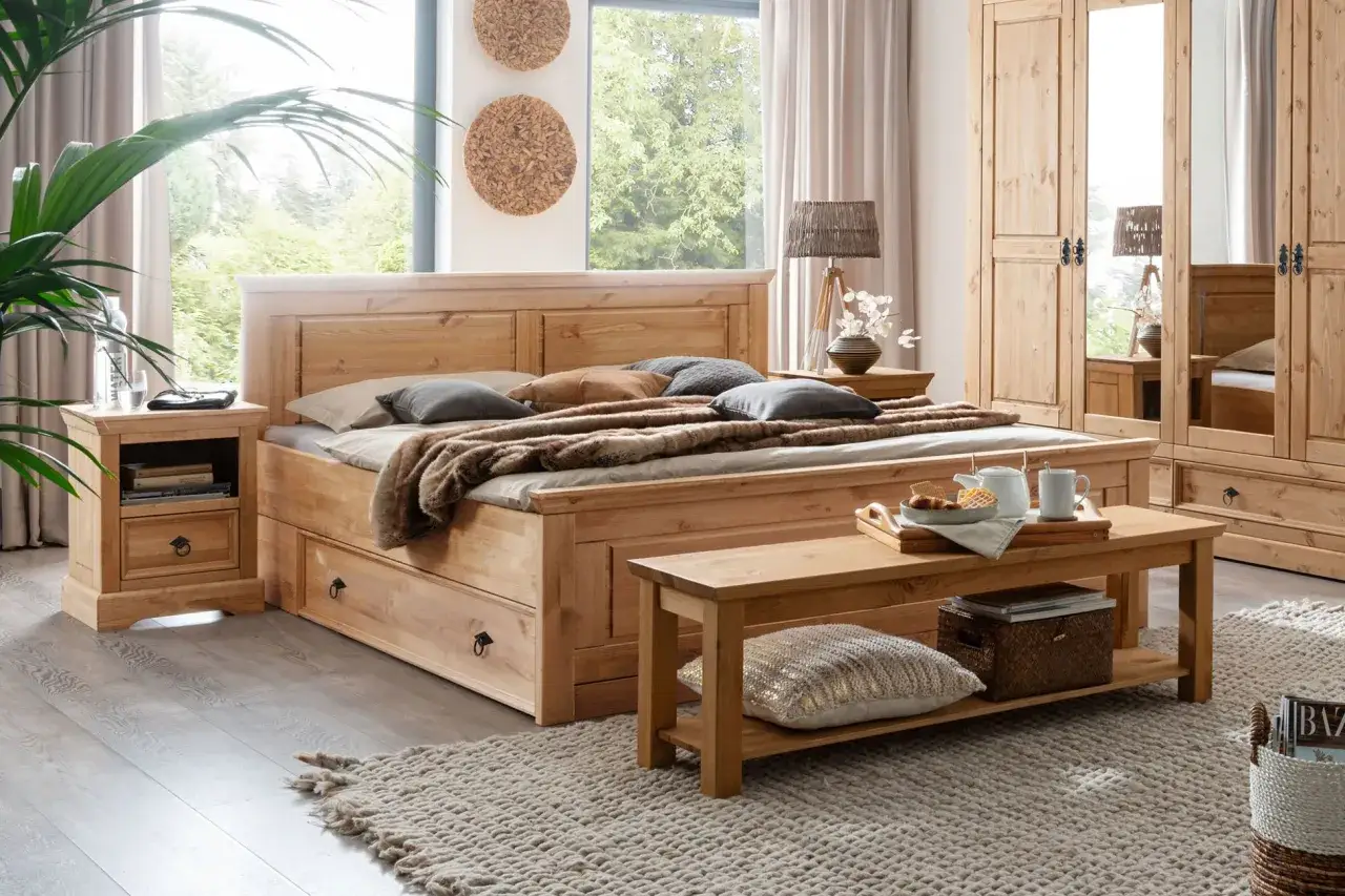 Gemütliche Schlafzimmer Ideen: Ein Holzbett mit Decken und Kissen, Nachttisch, Kleiderschrank mit Spiegeln und eine Bank.