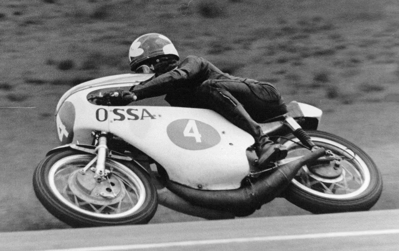 Santiago Herrero inclinado en su OSSA n&uacute;mero 4, compitiendo en una carrera de motos.
