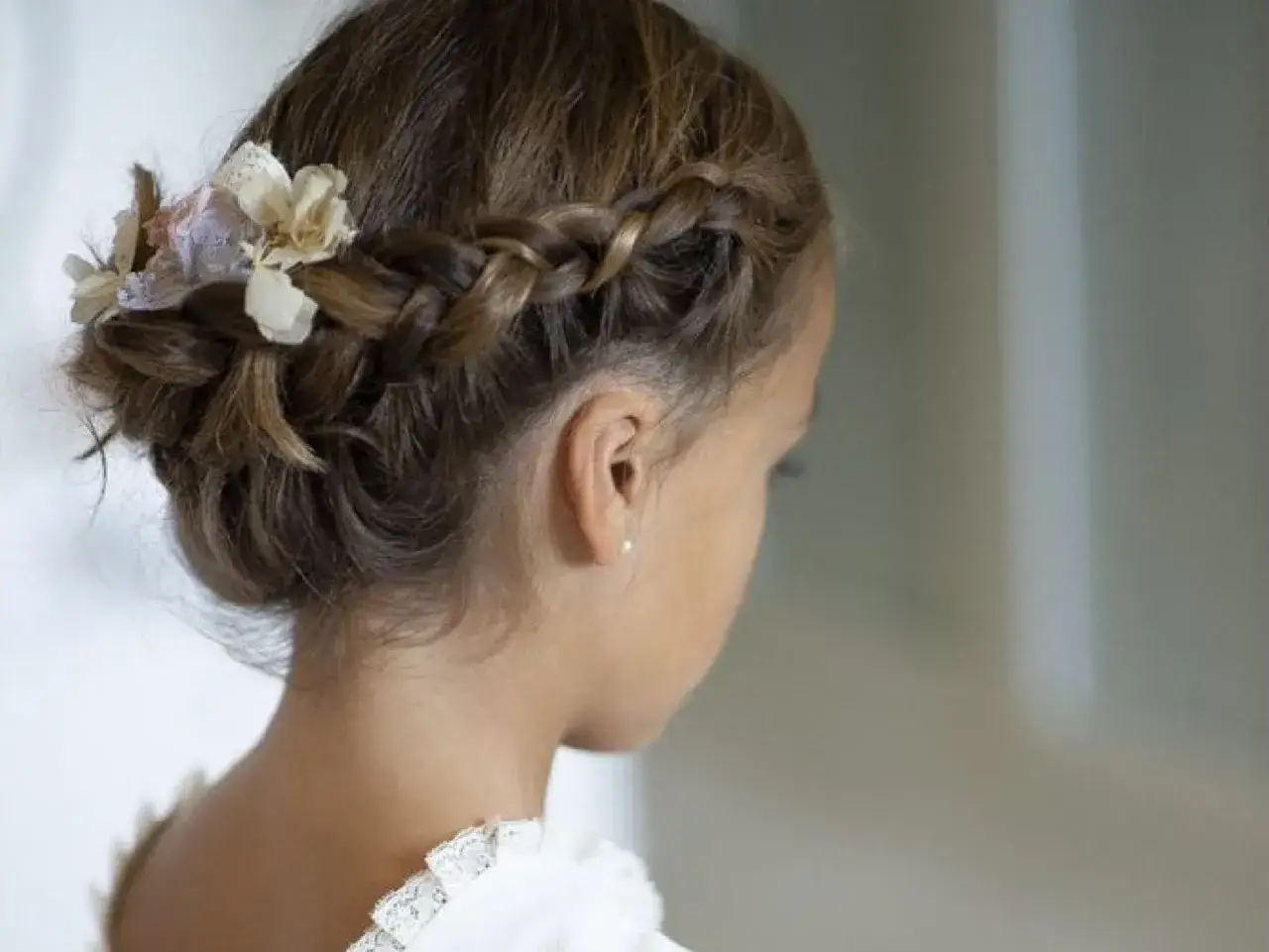 Preciosa trenza peinados ni&ntilde;a comuni&oacute;n con flores. Un recogido elegante para un d&iacute;a especial.