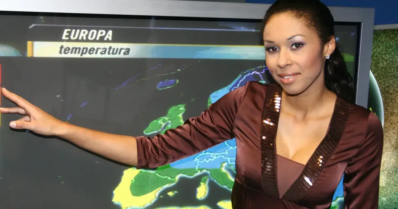 Omena Mensah, prezentująca prognozę pogody dla Europy, wskazuje na mapę temperatur.