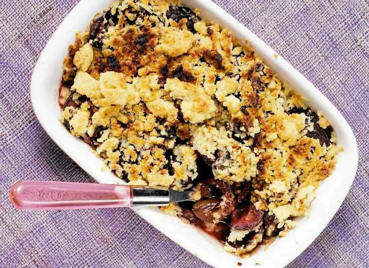 Pyszny crumble ze śliwkami, idealny deser. Zobacz, co zrobic ze sliwek, by zachwycić bliskich!